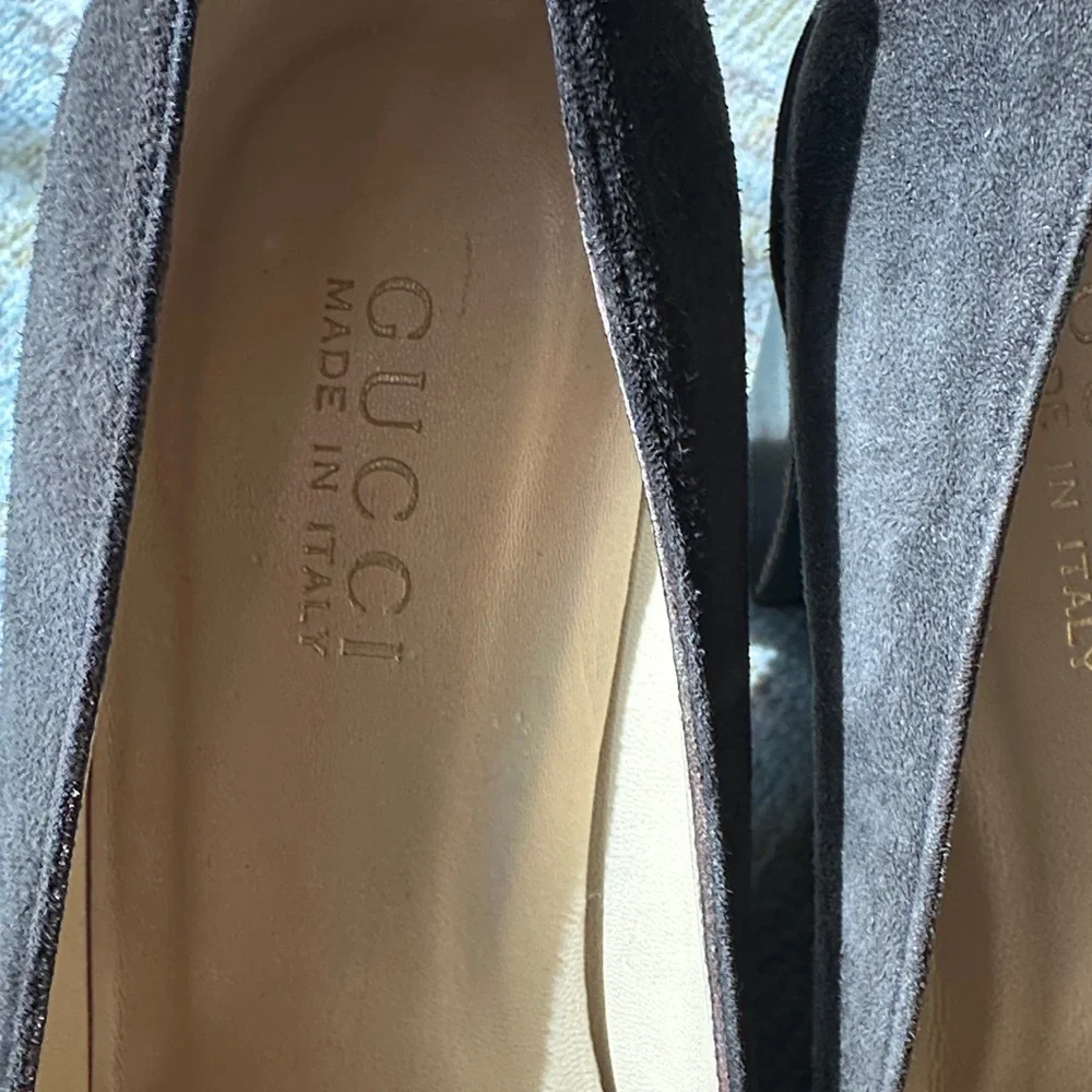 Gucci Grey Suede Block Heel Pumps with Gold Bar size 8 - Picture 2 of 8
